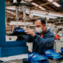 La empresa acordó con el gremio la reducción de la semana laboral por la falta de insumos importados.