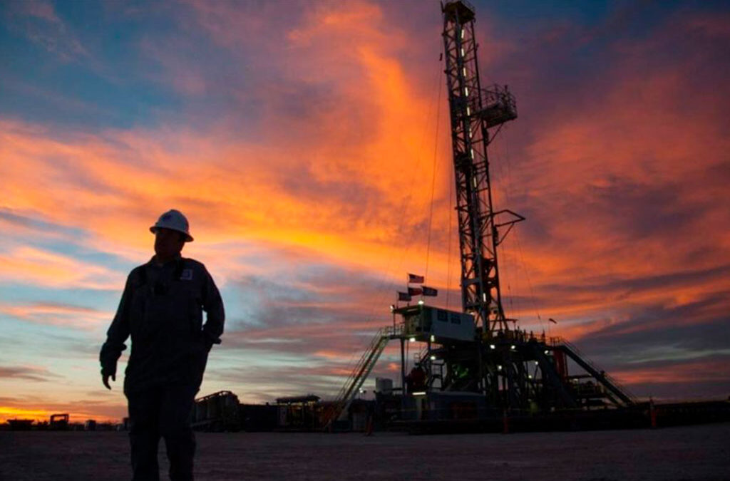 Acuerdo salarial para petroleros: aumento trimestral del 23% con revisión en Junio