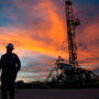 Acuerdo salarial para petroleros: aumento trimestral del 23% con revisión en Junio