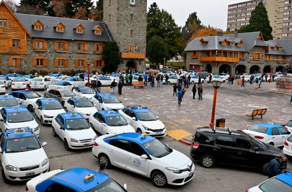 Taxistas de Bariloche invadieron el Centro Cívico en rechazo a Uber