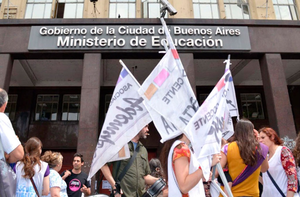 Paro y movilización de docentes porteños por reclamos salariales y contra la gestión de Larreta