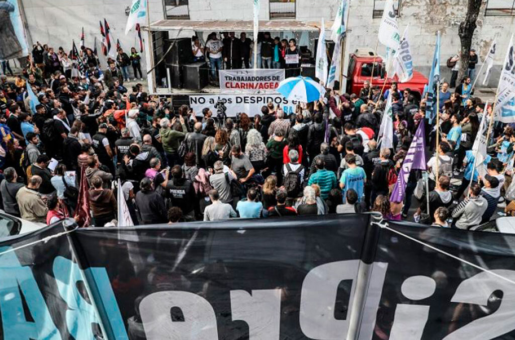 Dirigentes de distintos sectores exigieron la reincorporación de los despedidos en Clarín