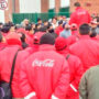 Protesta de trabajadores de Coca Cola y represión policial frente a la empresa