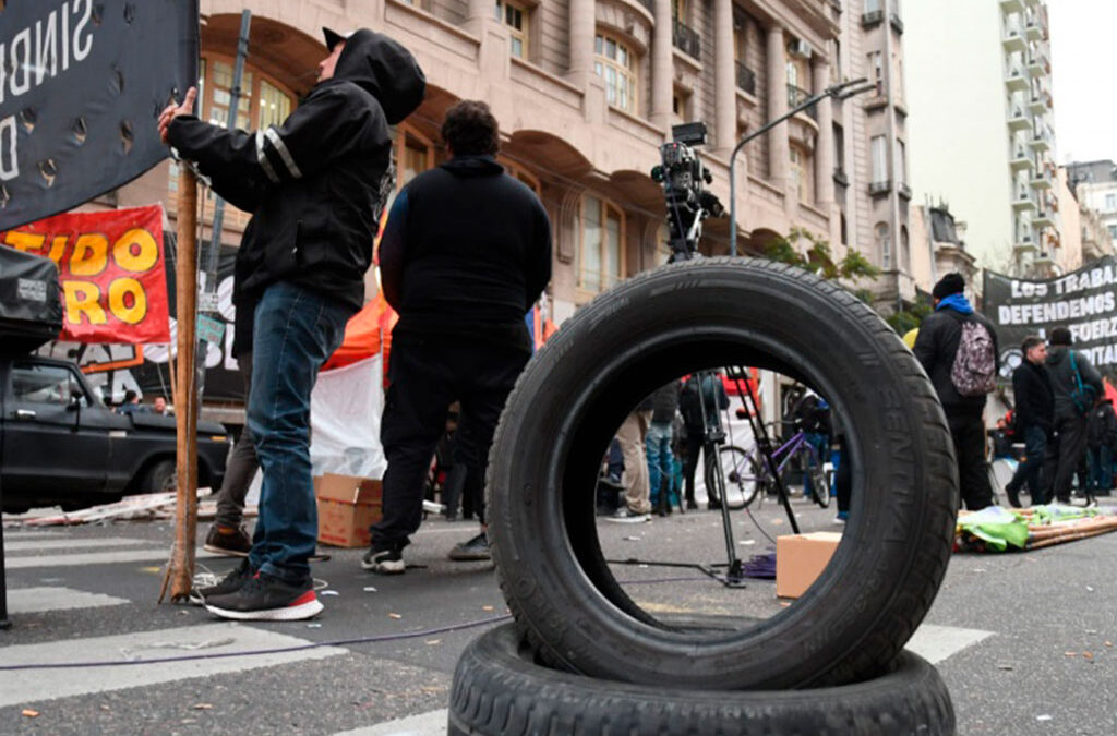 Neumáticos: por nuevos paros por despidos, Bridgestone advierte que el bono está en riesgo
