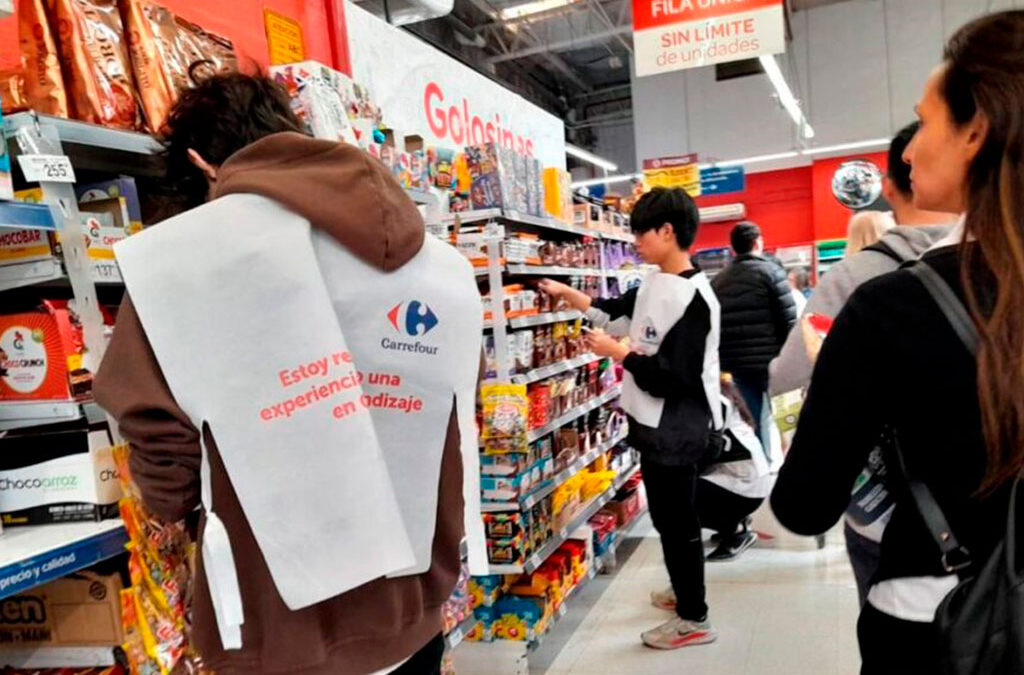 Estudiantes de secundaria trabajan en Carrefour bajo presión del gobierno de la Ciudad