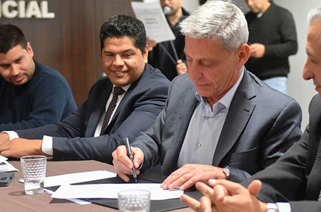 Arcioni anunció el adelantamiento del aumento salarial de los trabajadores estatales