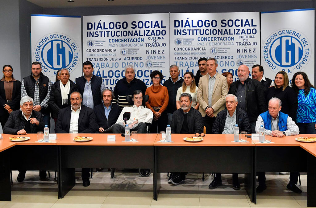 Moyano, Daer y Martínez recibieron a Esteban Bullrich que, en un plan «antigrieta», les propuso reformar el Estado y la legislación laboral
