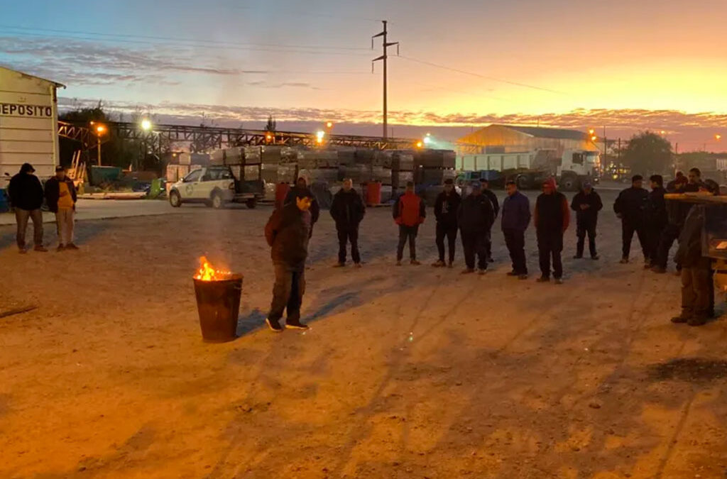 Denuncian amenazas de descuentos a municipales de Roca por protestar en Parque Industrial
