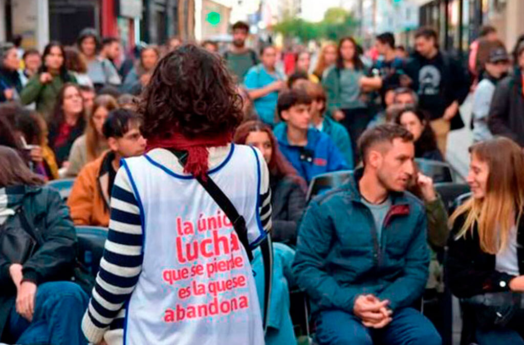 Docentes de la UNR exigen la urgente reapertura de la paritaria