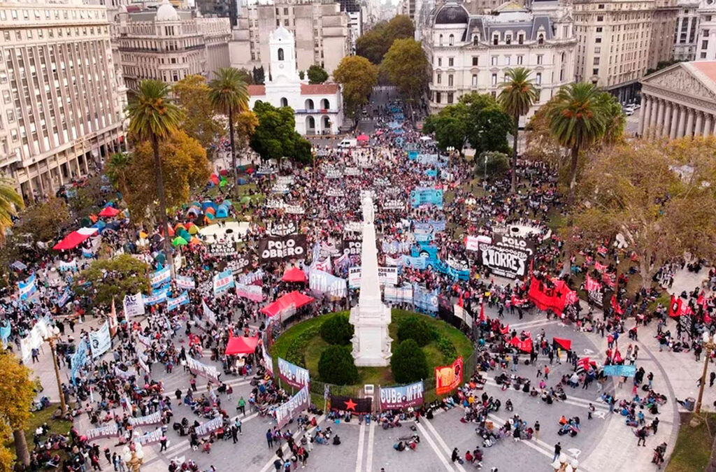 Por primera vez, organizaciones sociales oficialistas y piqueteras protestarán con advertencias al Gobierno