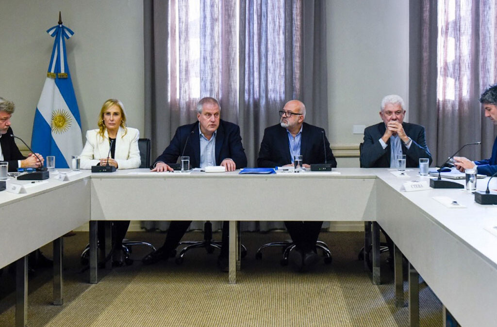 Gobierno y gremios acuerdan un piso salarial docente de $165.000 y reanudar la paritaria nacional en agosto