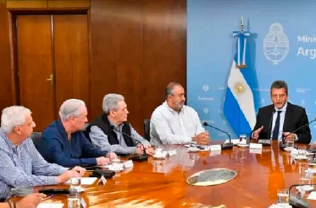 Tras el duro documento de la CGT, Massa se comprometió a agilizar los pagos a las obras sociales