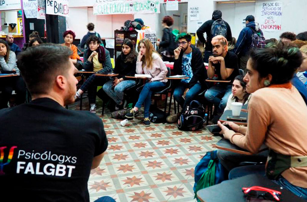 Ocupan pacíficamente el decanato de Psicología en rechazo a los despidos