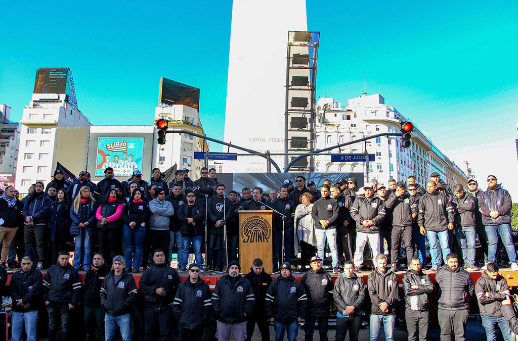 Tras la «falsa denuncia penal» de Bridgestone a su secretario general, el gremio del neumático Sutna hizo paros en todo el país y movilizó al Obelisco