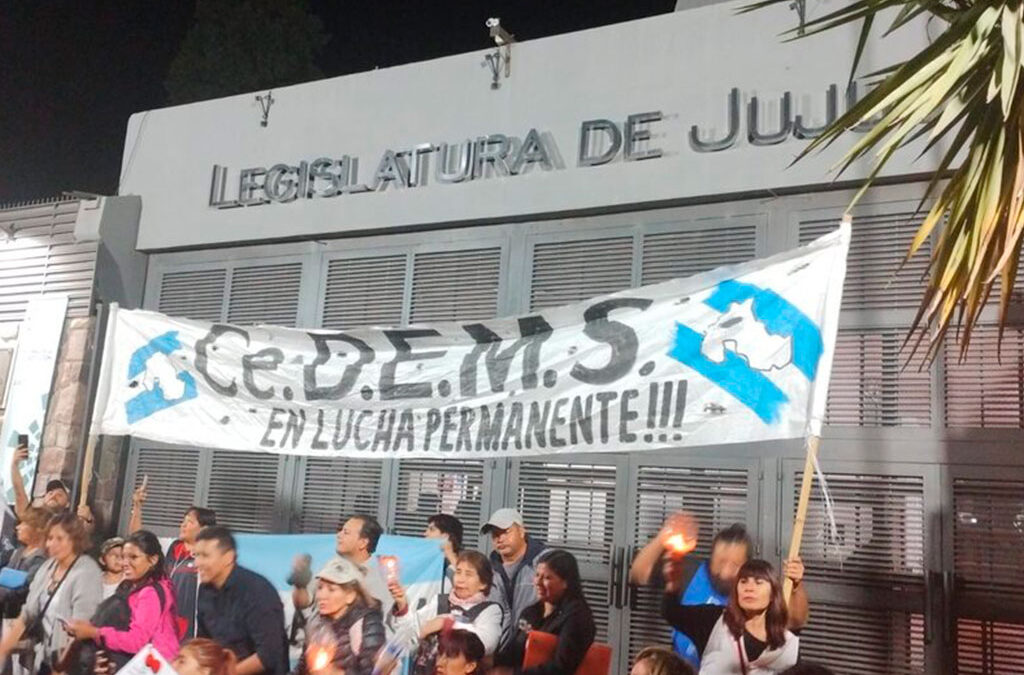 Nueva jornada de protesta en Jujuy: los docentes encararon una marcha de antorchas por aumento salarial y contra la reforma constitucional de Morales