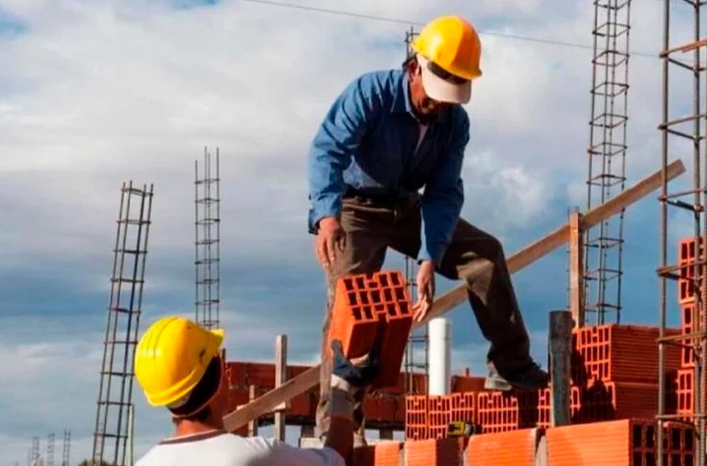 Se consolida el fenómeno del trabajador pobre: el salario real cayó 20 puntos