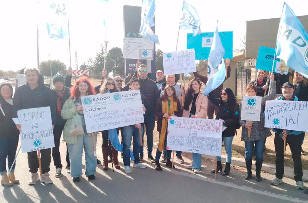 Docentes y alumnos de la Universidad Católica de Córdoba protestaron frente al campus por despidos