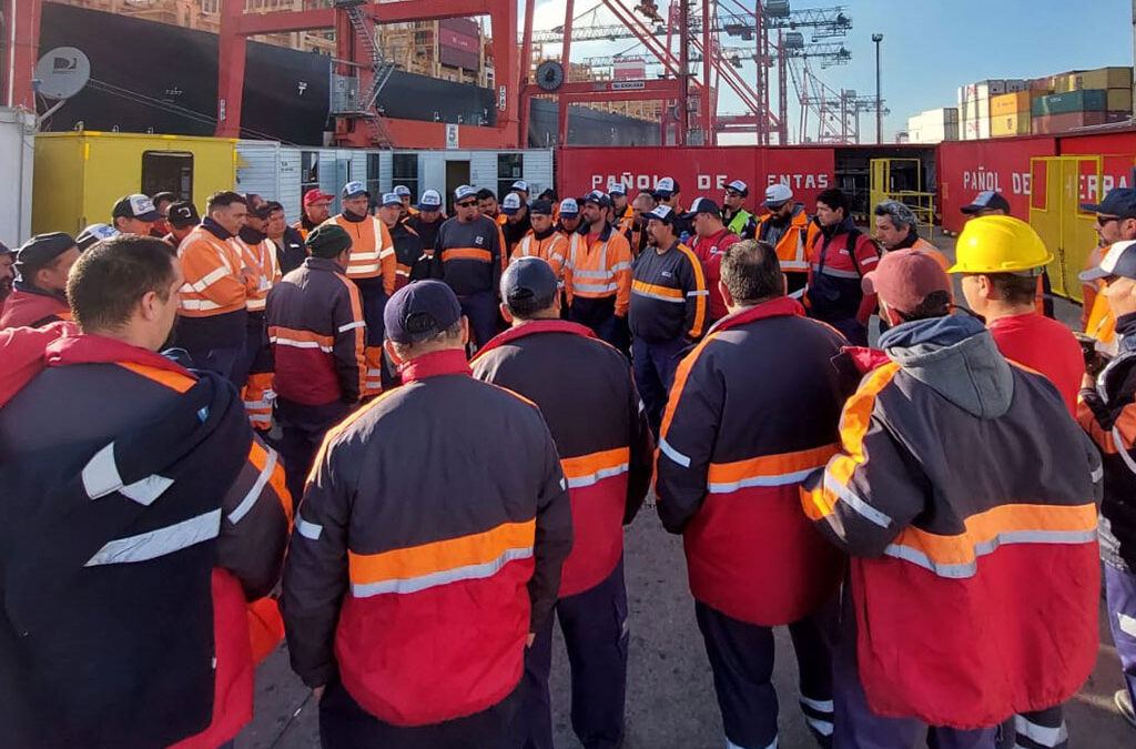 Tensión en Exolgan: Estibadores temen represalias tras pedir abandonar el convenio de Camioneros