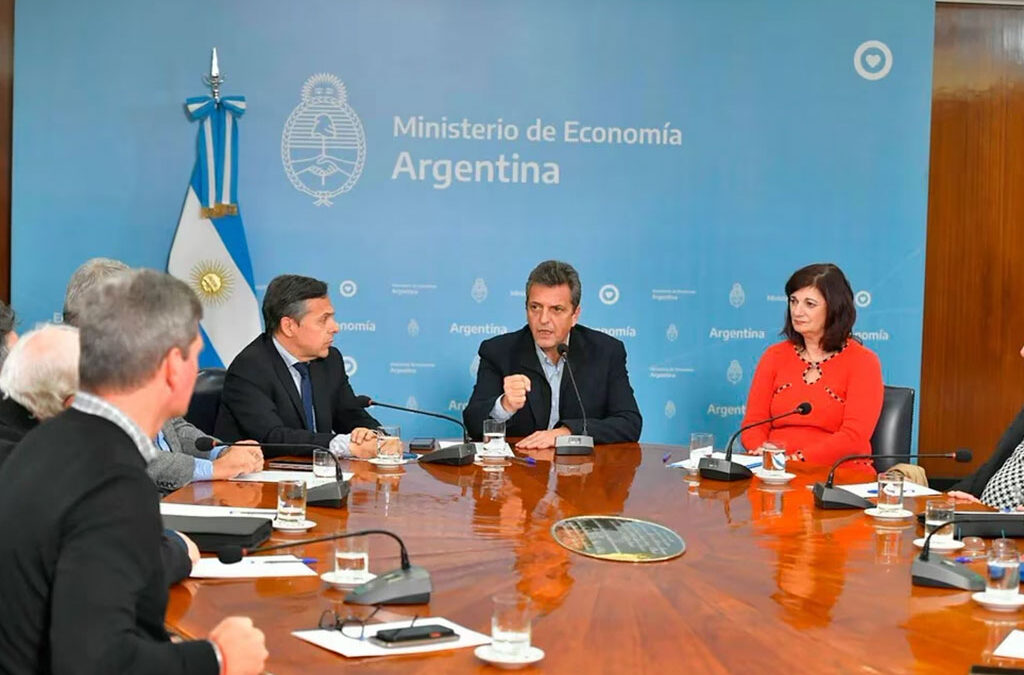 Tras el paro de colectivos, el Gobierno explora un acuerdo con los empresarios que evite futuros conflictos