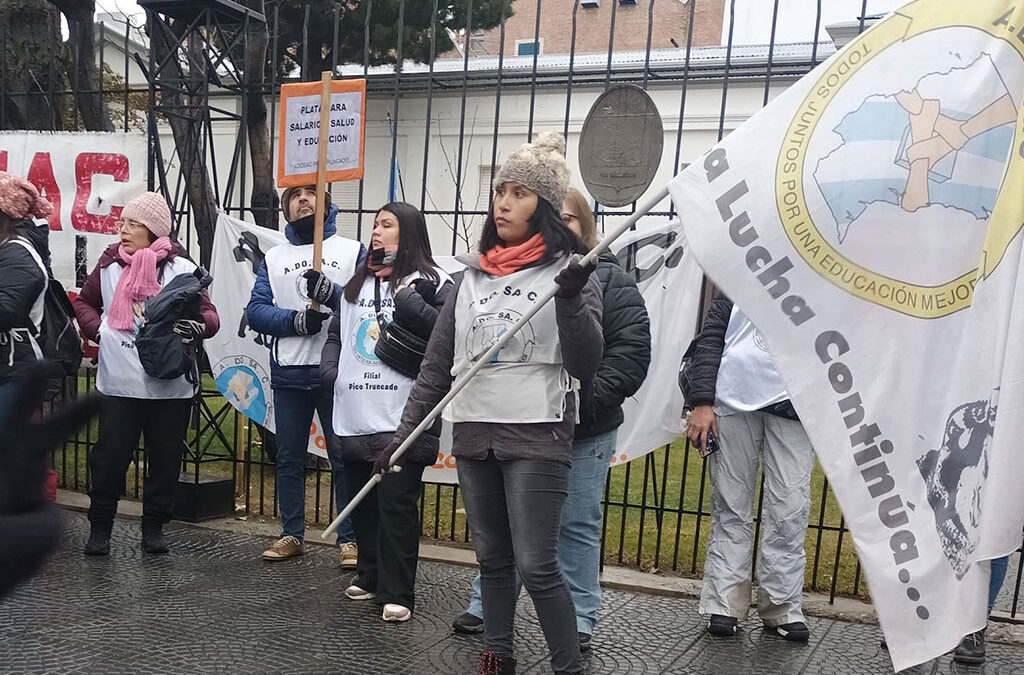 Se tensa el conflicto docente en Santa Cruz