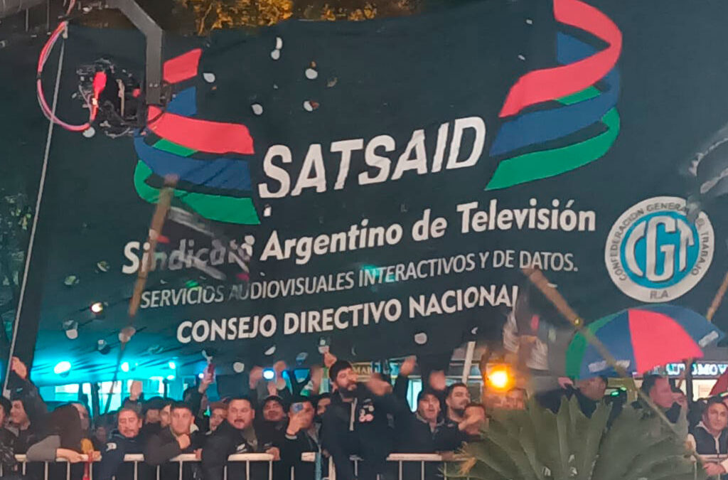 Manifestación del SATSAID en los premios Martín Fierro pidiendo “salarios dignos”