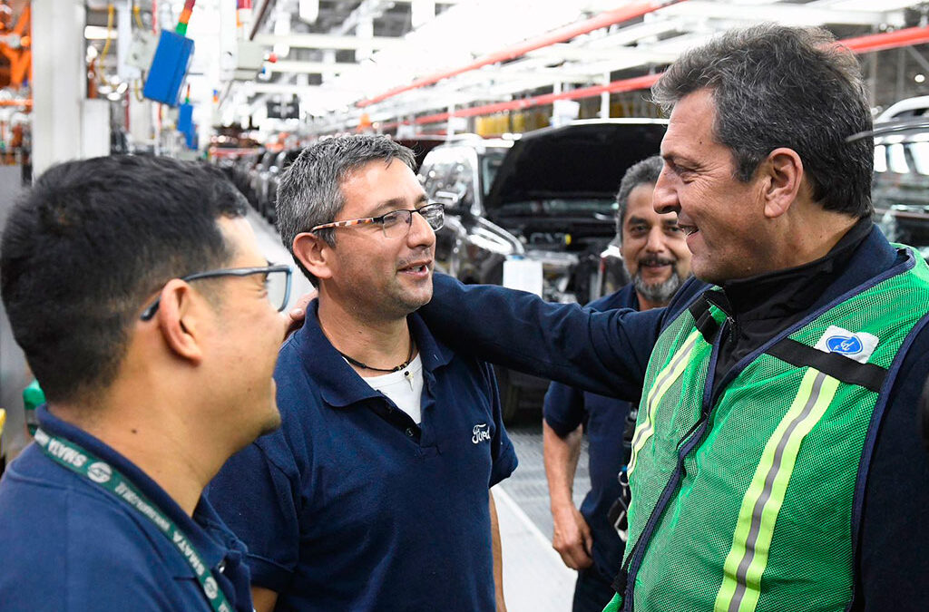 Massa con trabajadores de Ford: «Somos los que bajamos el impuesto a las ganancias sin prometerlo»