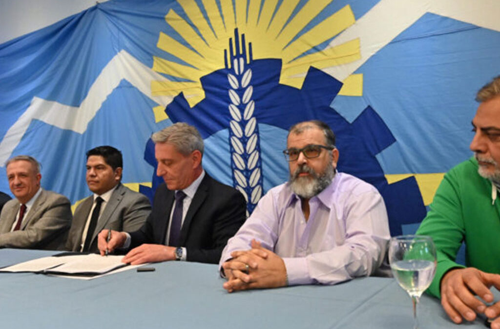 Arcioni firmó el Convenio Colectivo de Trabajo de la Administración Pública Central