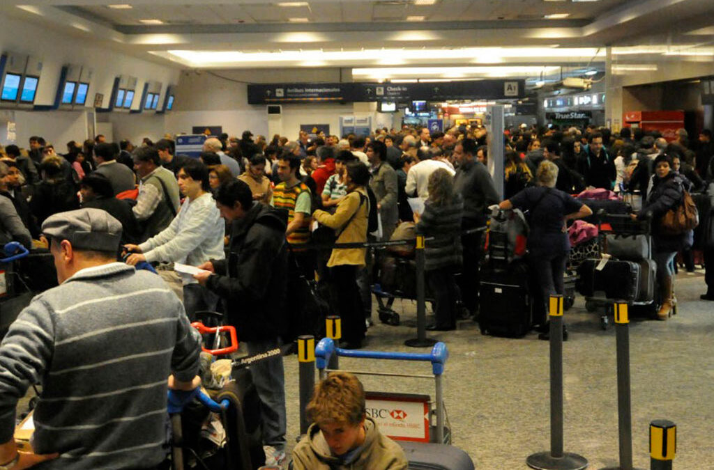 Continúan las demoras en Aeroparque tras el paro del personal de rampa