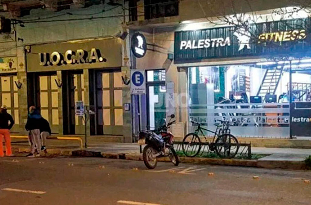 Sospechan que quien atacó a tiros la sede de la Uocra Rosario pudo ser «alguien despedido del gremio»