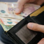 Pese a la desaceleración de junio, la inflación no da tregua y calienta la reapertura de paritarias
