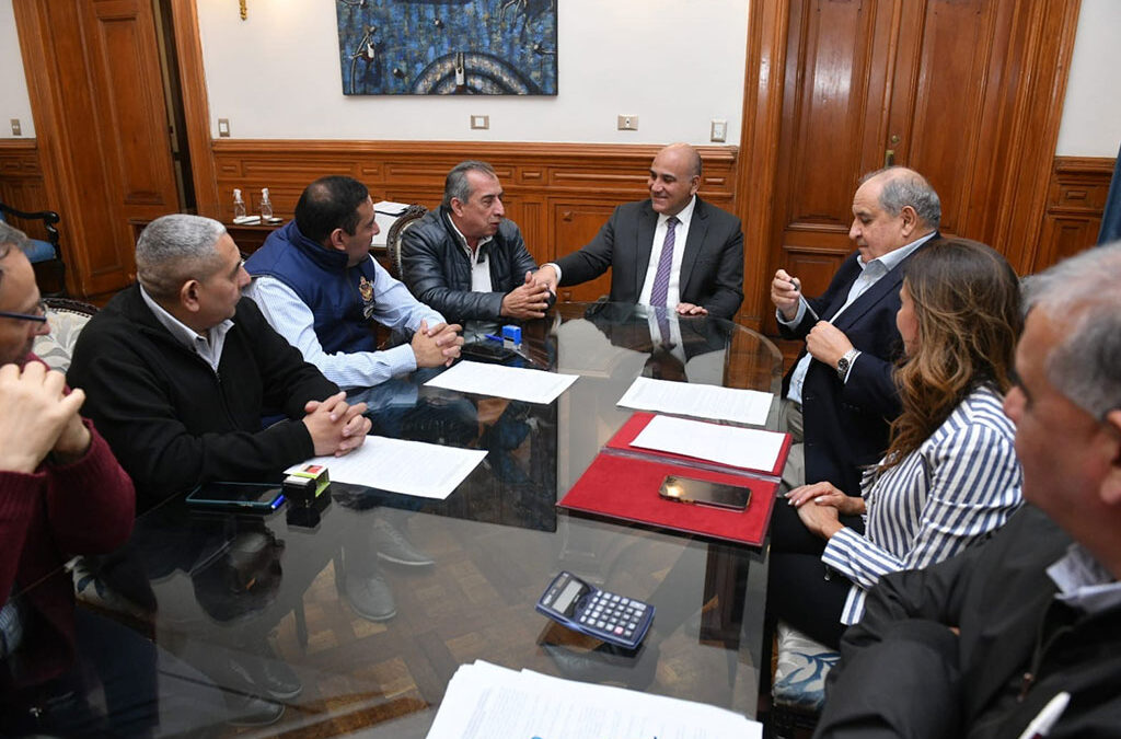 Tucumán definió una suba salarial trimestral del 45% para los estatales