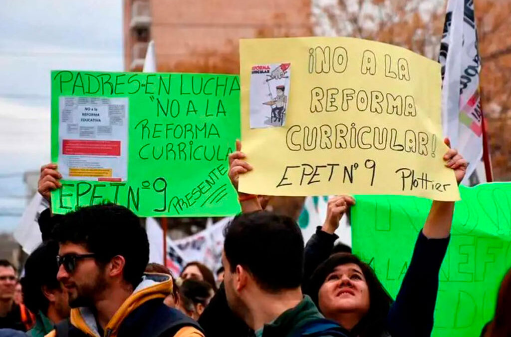 Docentes neuquinos realizaron jornada de lucha contra la reforma curricular y el Gobierno provincial ya anunció que descontará el día por «reclamo injustificado»