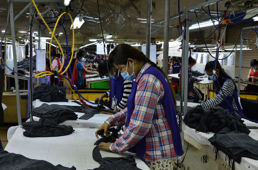 Trabajar sin derechos: cómo sería la vida de los trabajadores bajo el programa de Milei