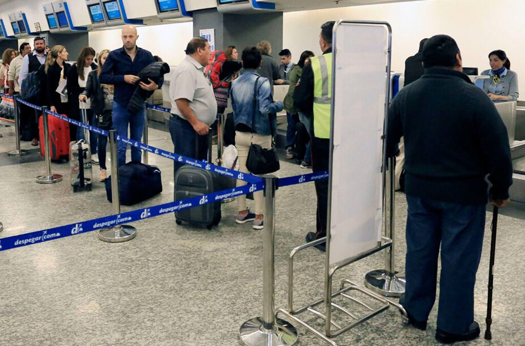 Trabajadores de Aerolíneas Argentinas continúan con el pedido de aumento salarial: vuelos demorados y reprogramados
