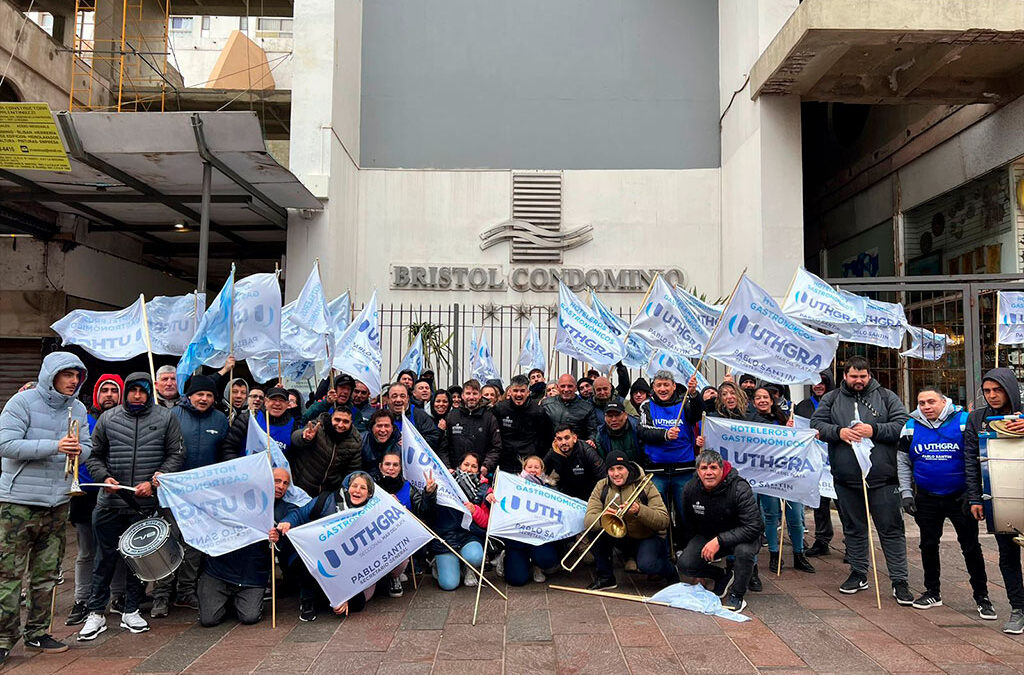 UTHGRA Mar del Plata acampa en el Hotel Bristol contra la informalidad y la persecución de sus trabajadores hoteleros