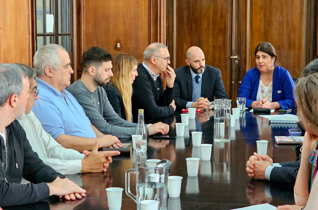 El Gobierno cerró la revisión paritaria de los estatales con un aumento de 23,2% en dos tramos