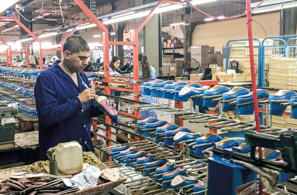 Trabajadores del calzado cobrarán una suma fija de hasta $253.000