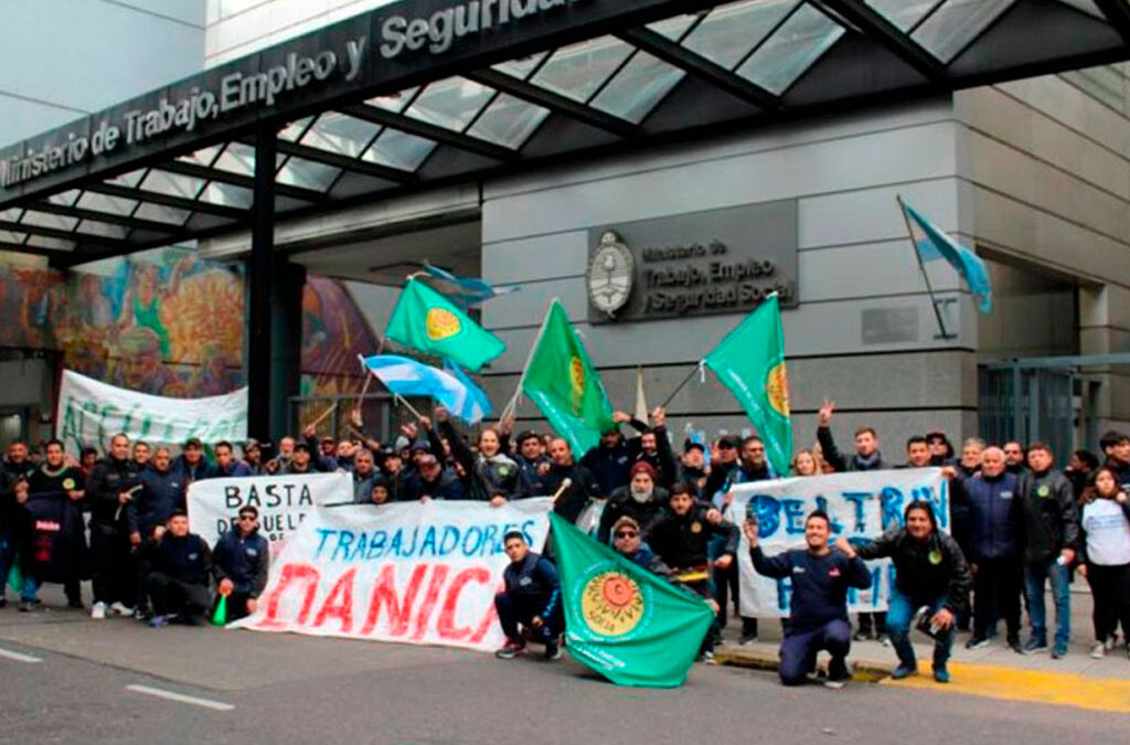 Trabajadores de Dánica paralizaron la producción por conflicto gremial