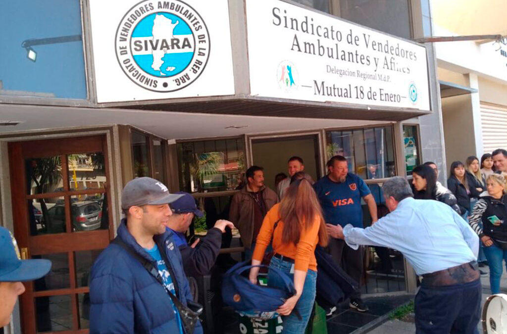 Vendedores Ambulantes se manifestaron en la puerta del Sivara en Mar del Plata
