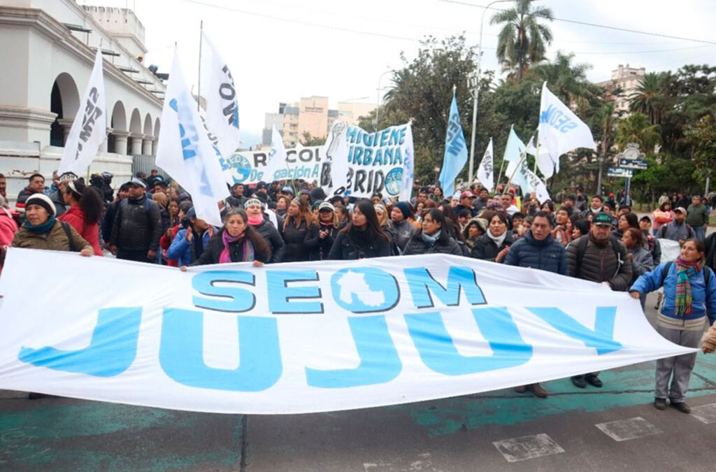 Escándalo en Jujuy: Militantes radicales con patotas armadas y complicidad policial, amenazan con tomar el sindicato de municipales SEOM