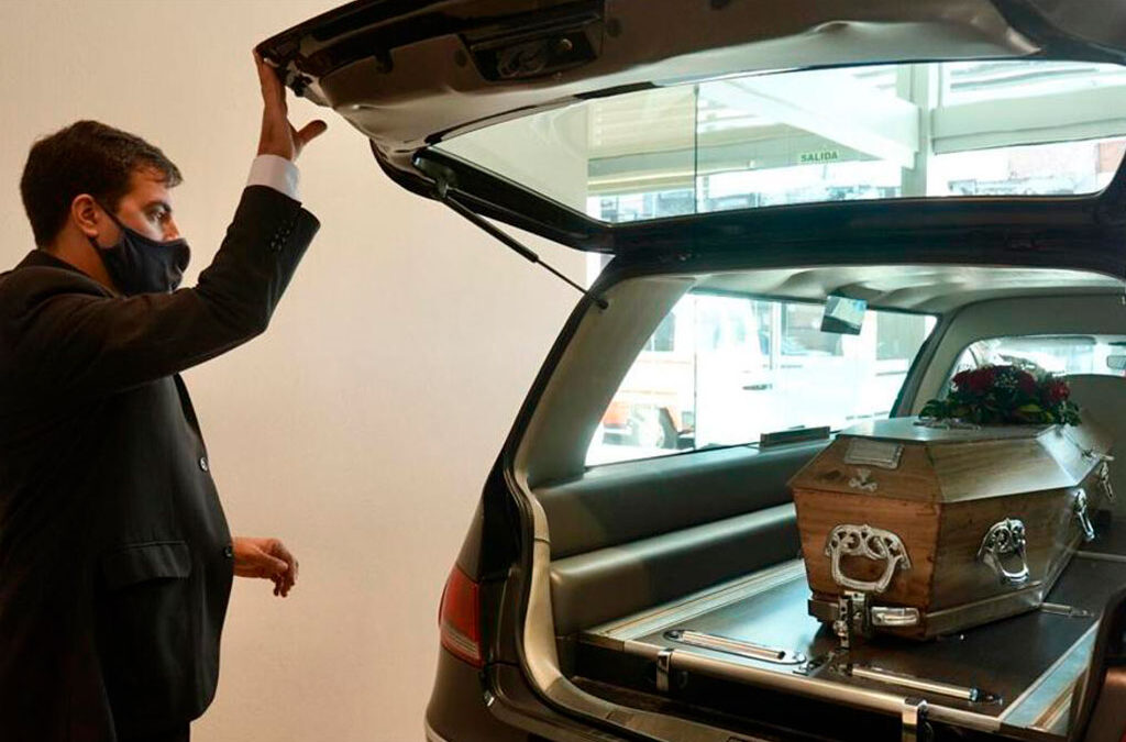 Trabajadores de funerarias acuerdan mejoras salariales hasta enero próximo