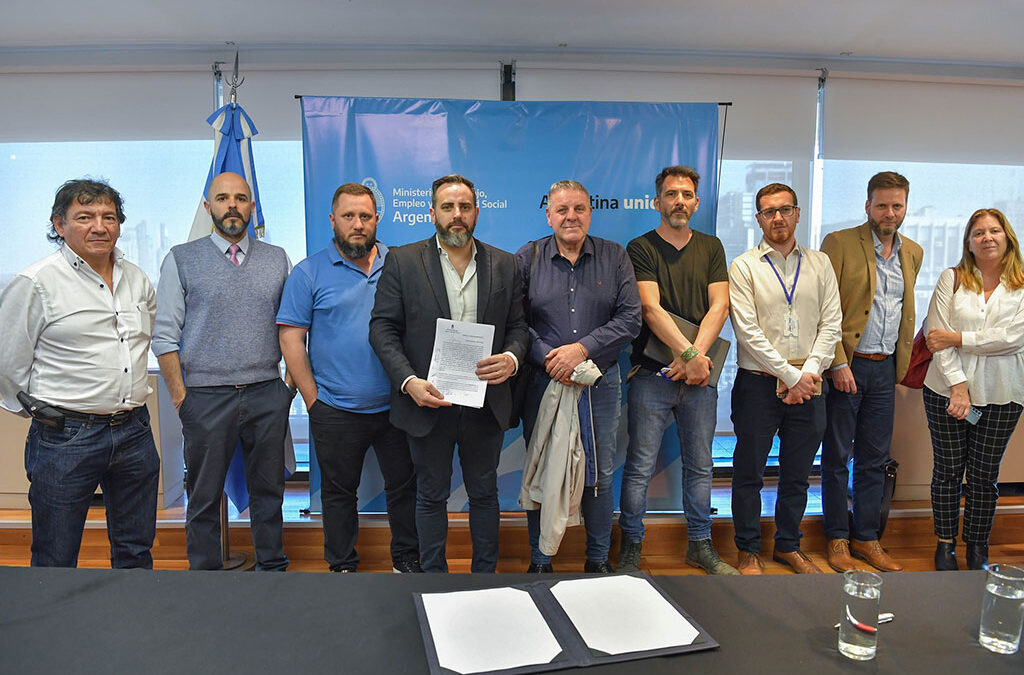 Petroleros abren mesa de diálogo por los puestos de trabajo en Refinor