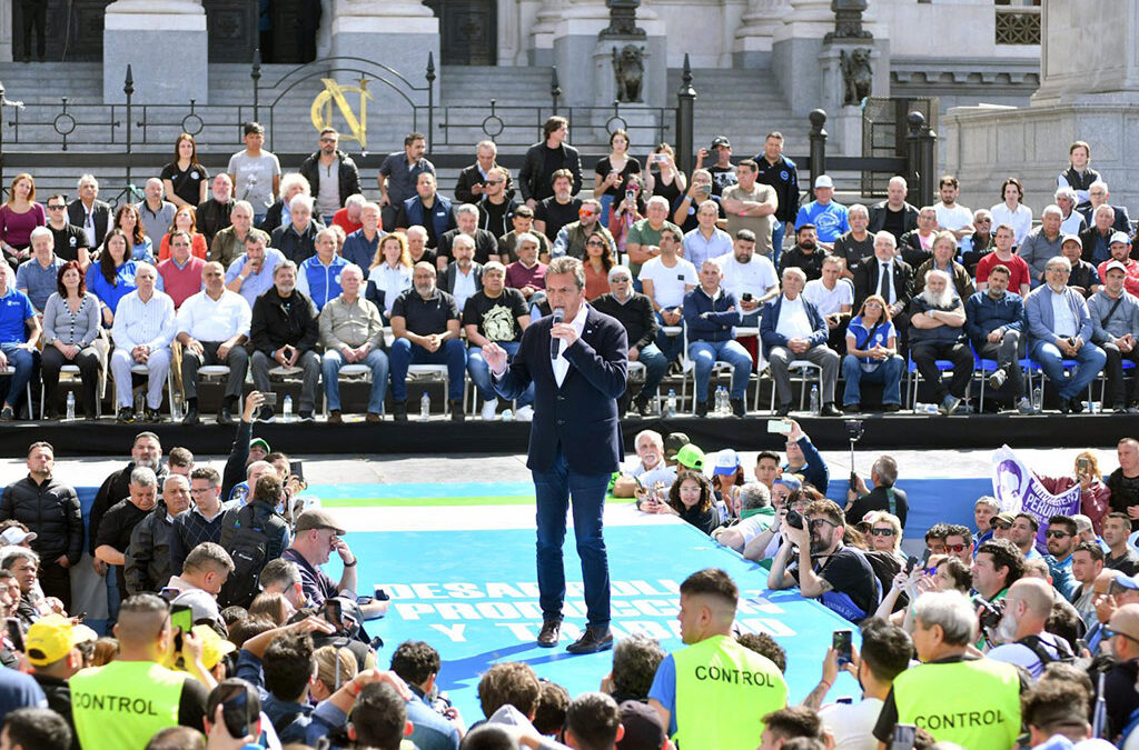 «Todos y unidos»: La CGT celebra el Día de la Lealtad con Massa y Kicillof