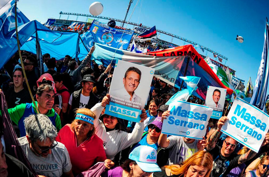 Rodeado por todo el arco sindical, Massa le dijo a la militancia peronista: «El domingo, el deseo se va a hacer realidad»
