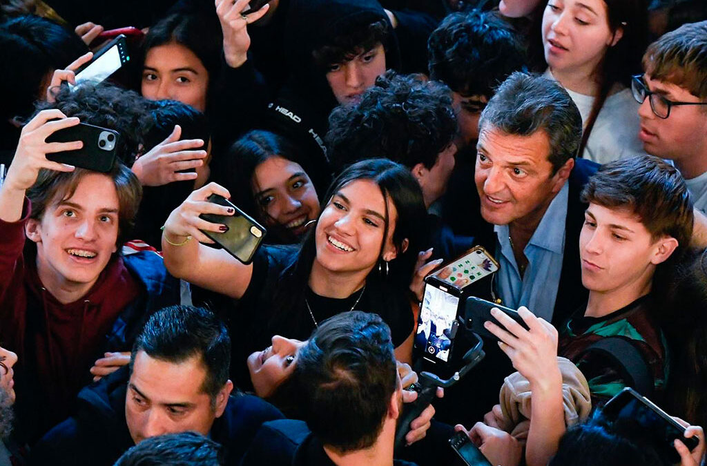 Massa, a los jóvenes: «Equilibrio macroeconómico y una sociedad con mejor distribución del ingreso»