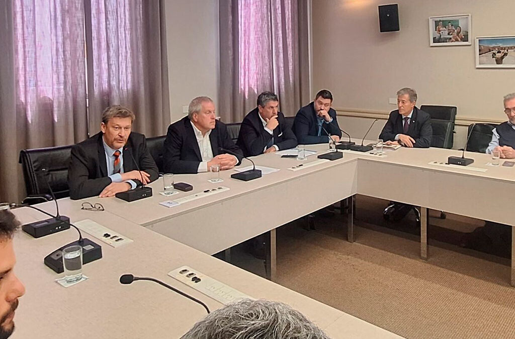 Docentes y nodocentes universitarios firman nuevo aumento del 12% y reapertura en noviembre