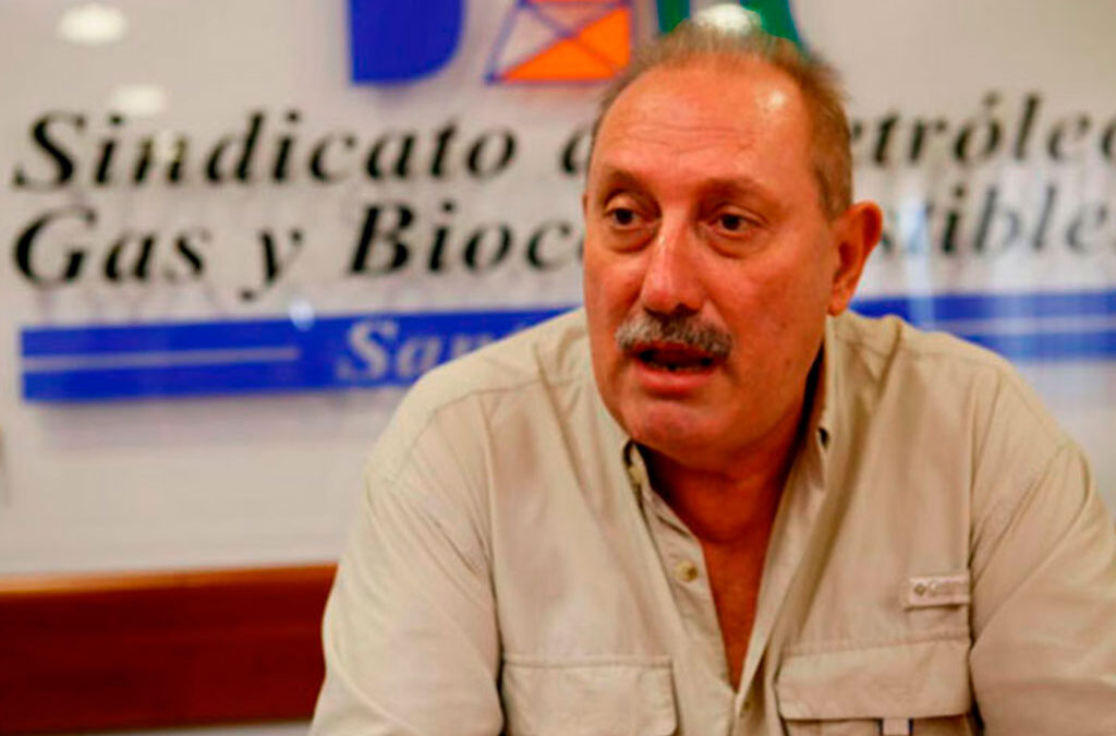 El titular del sindicato petrolero dijo que “hay gente detrás” de la faltante de combustible