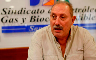 El titular del sindicato petrolero dijo que “hay gente detrás” de la faltante de combustible