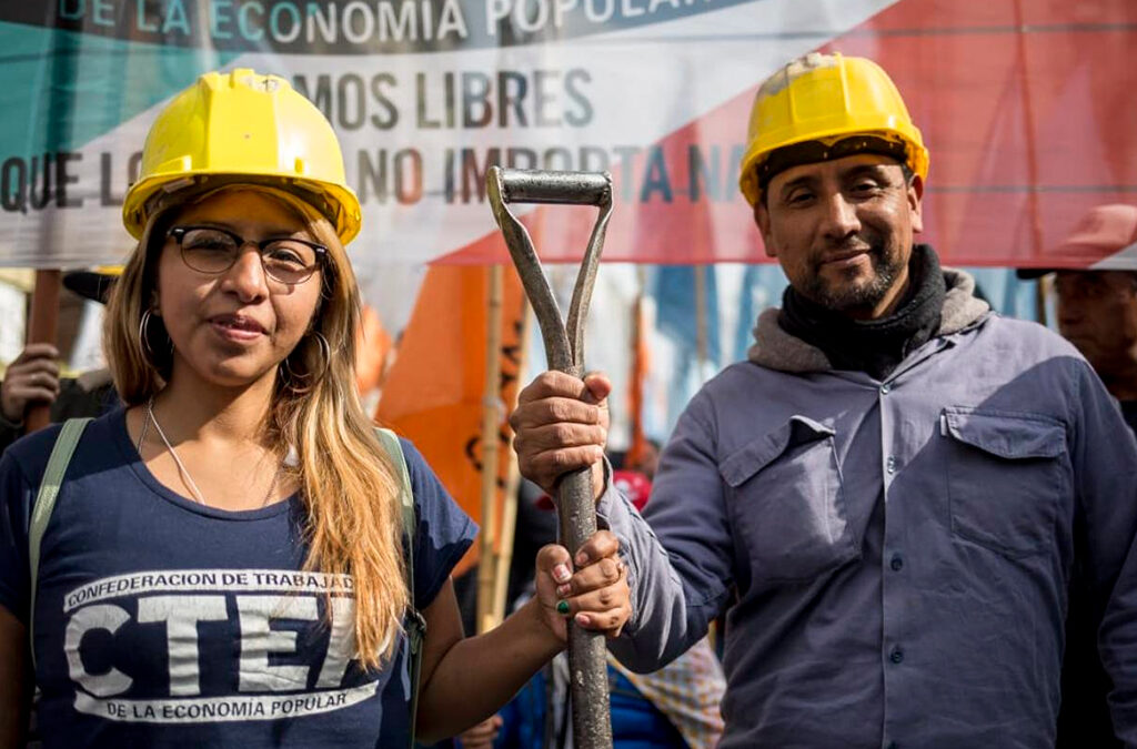 En diez provincias hay más empleo popular que trabajo privado registrado