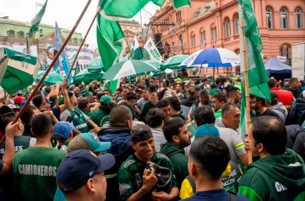 Camioneros acordó un bono de fin de año de 240 mil pesos